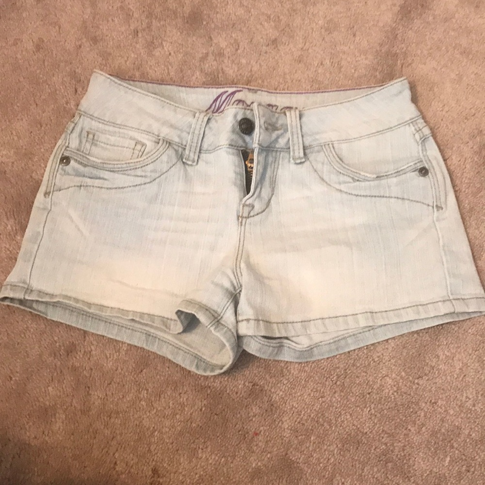 Delia's light wash jean shorts